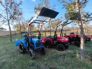 Mini tractor Iseki con pala y rotovator
