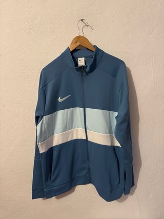 Chaqueta deportiva Nike Dri-FIT azul y blanca