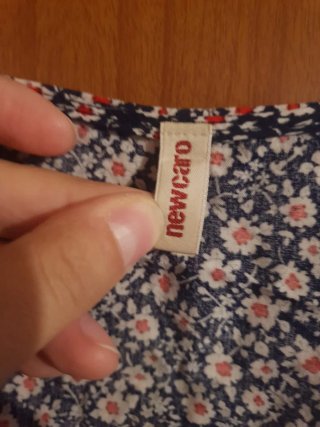Mono floral azul y rojo