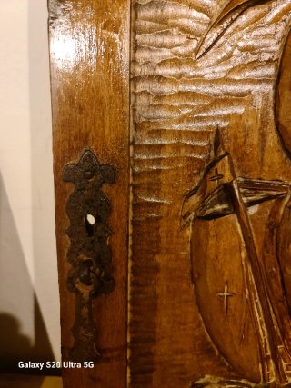 Puerta Antigua de Madera Tallada con Carabela