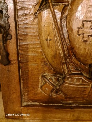 Puerta Antigua de Madera Tallada con Carabela