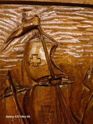 Puerta Antigua de Madera Tallada con Carabela