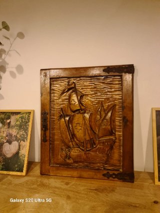 Puerta Antigua de Madera Tallada con Carabela