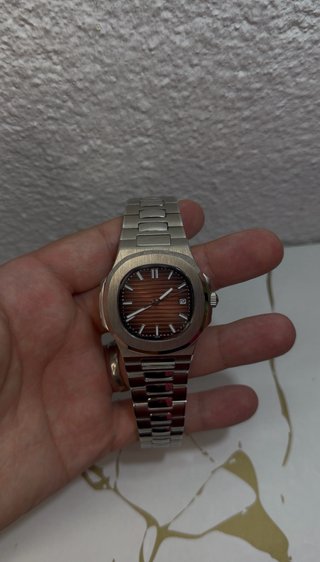 Reloj de pulsera plateado y marrón