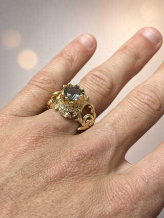 Anel Floral Dourado com Topázio Azul