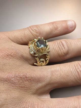 Anel Floral Dourado com Topázio Azul