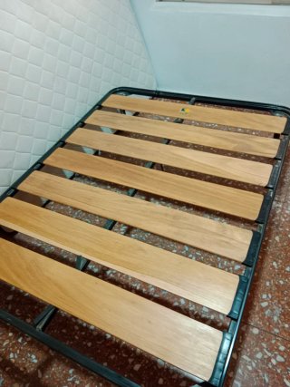 Somier con dos mesitas de noche
