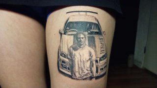 Tatuaje de coche y persona
