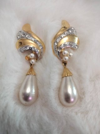 Pendientes dorados con perlas y brillantes
