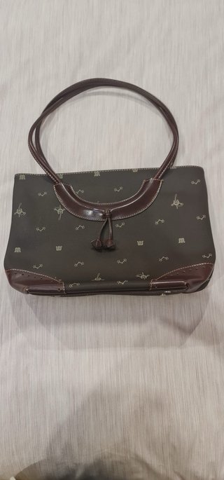 Bolso de mano marrón con estampado de hipica