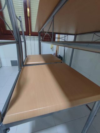 Mesa y 4 Sillas de Madera y Metal nuevo