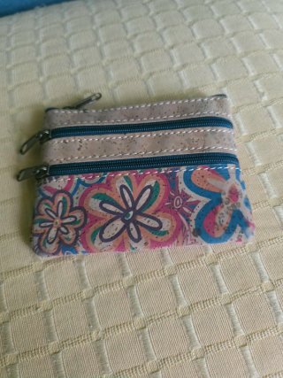 Monedero de corcho con flores