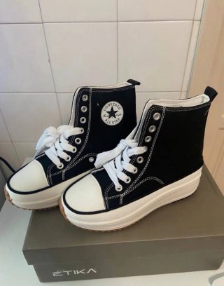 Zapatillas Converse Negras y Blancas