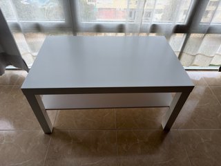 Mesa de centro blanca con estante