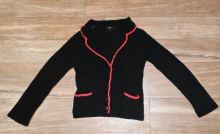Chaqueta azul de algodon con ribete rojo.