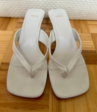 Sandalias tacón kitten Mango blancas
