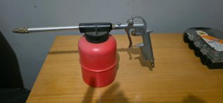 Pistola de petrolear con depósito
