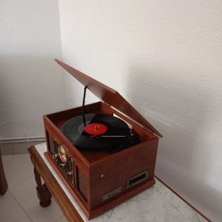 Giradischi vintage in legno