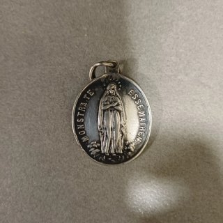 Medalla Religiosa con Relieve