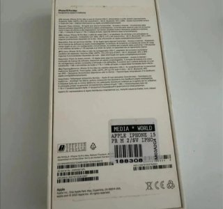 iPhone 15 Pro Max con accesorios