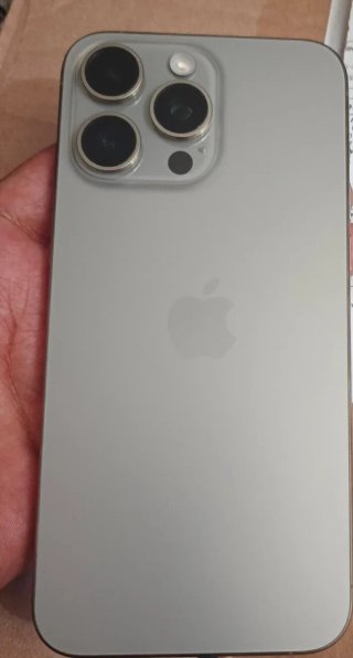 iPhone 15 Pro Max con accesorios