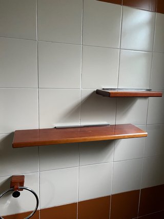 Estanterías de madera y metal para baño