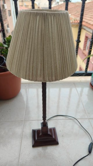 Lámpara de mesa clásica efecto madera