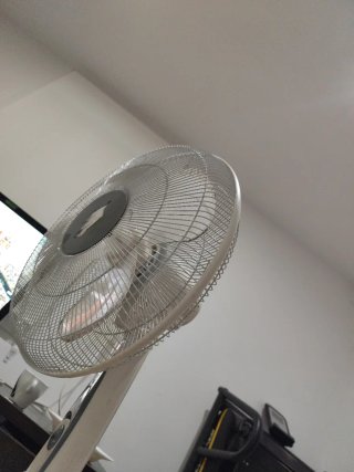 Ventilador plateado y blanco