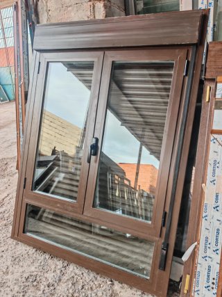 4 Ventanas Marrones con Persiana