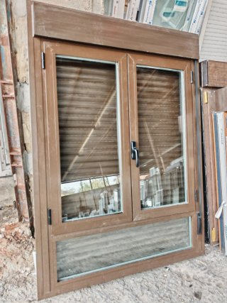 4 Ventanas Marrones con Persiana