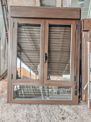 4 Ventanas Marrones con Persiana