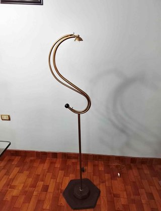 Lampada da terra design curvo