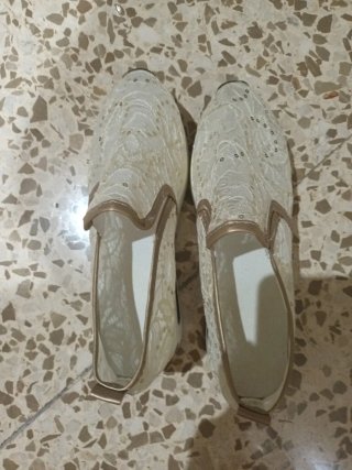 Zapatos de vestir blancos y dorados
