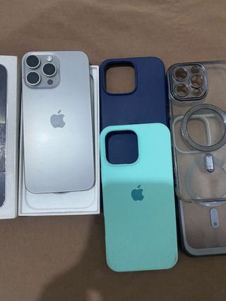 iPhone 16 Pro Max Argento e Blu Navy