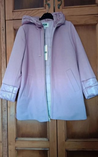 Chaquetón largo rosado con capucha