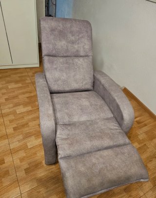 Sillón reclinable gris tela
