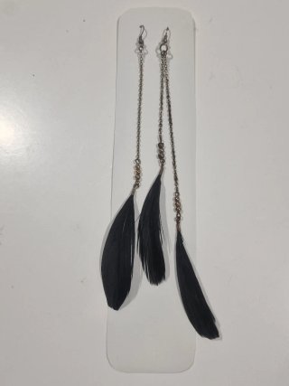 Pendientes largos dorados con plumas negras