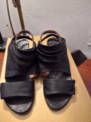 Sandalias Negras de Piel