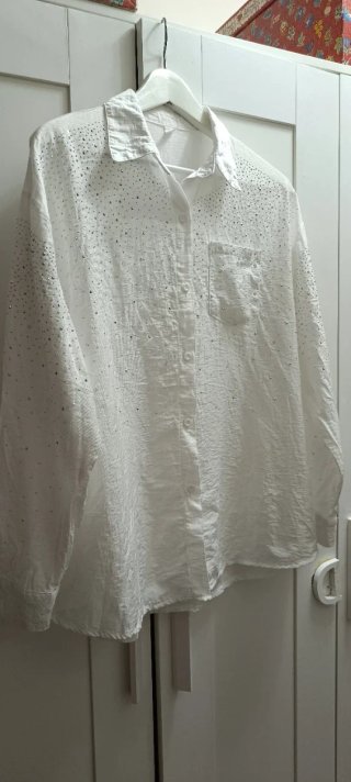 Blusa blanca con brillantitos plateados