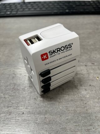 Adattatore da viaggio universale Skross due USB