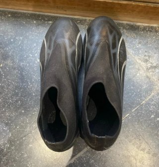 Botas de fútbol negras