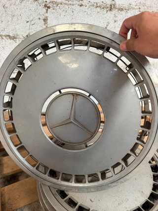Tapacubos Mercedes-Benz.