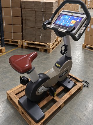 Bicicleta vertical Technogym