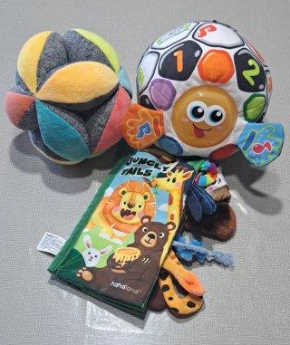 Juego estimulación bebé: libro y pelotas