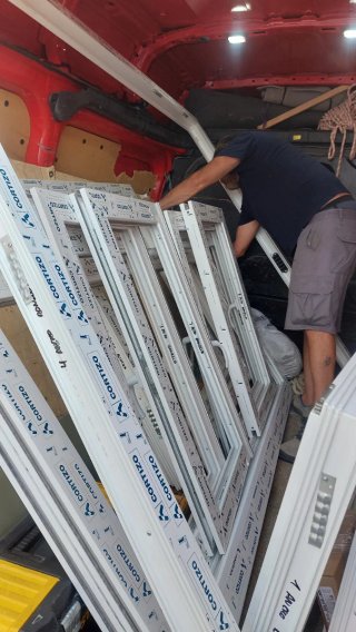 Ventana de Aluminio Blanco con Persiana.