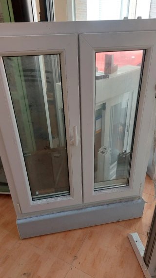 Ventana de Aluminio Blanco con Persiana.