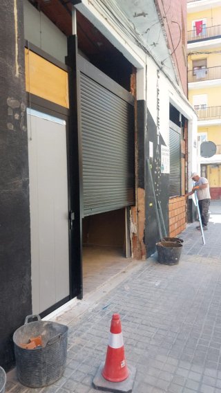 Ventana de Aluminio Blanco con Persiana.
