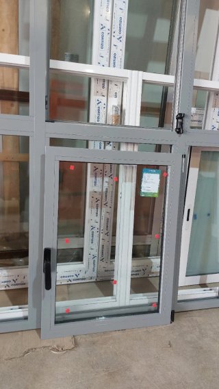 Ventana de Aluminio Blanco con Persiana.