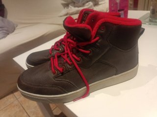 Zapatillas tipo bota marrón y rojo