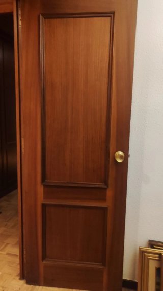 Puerta de madera clásica